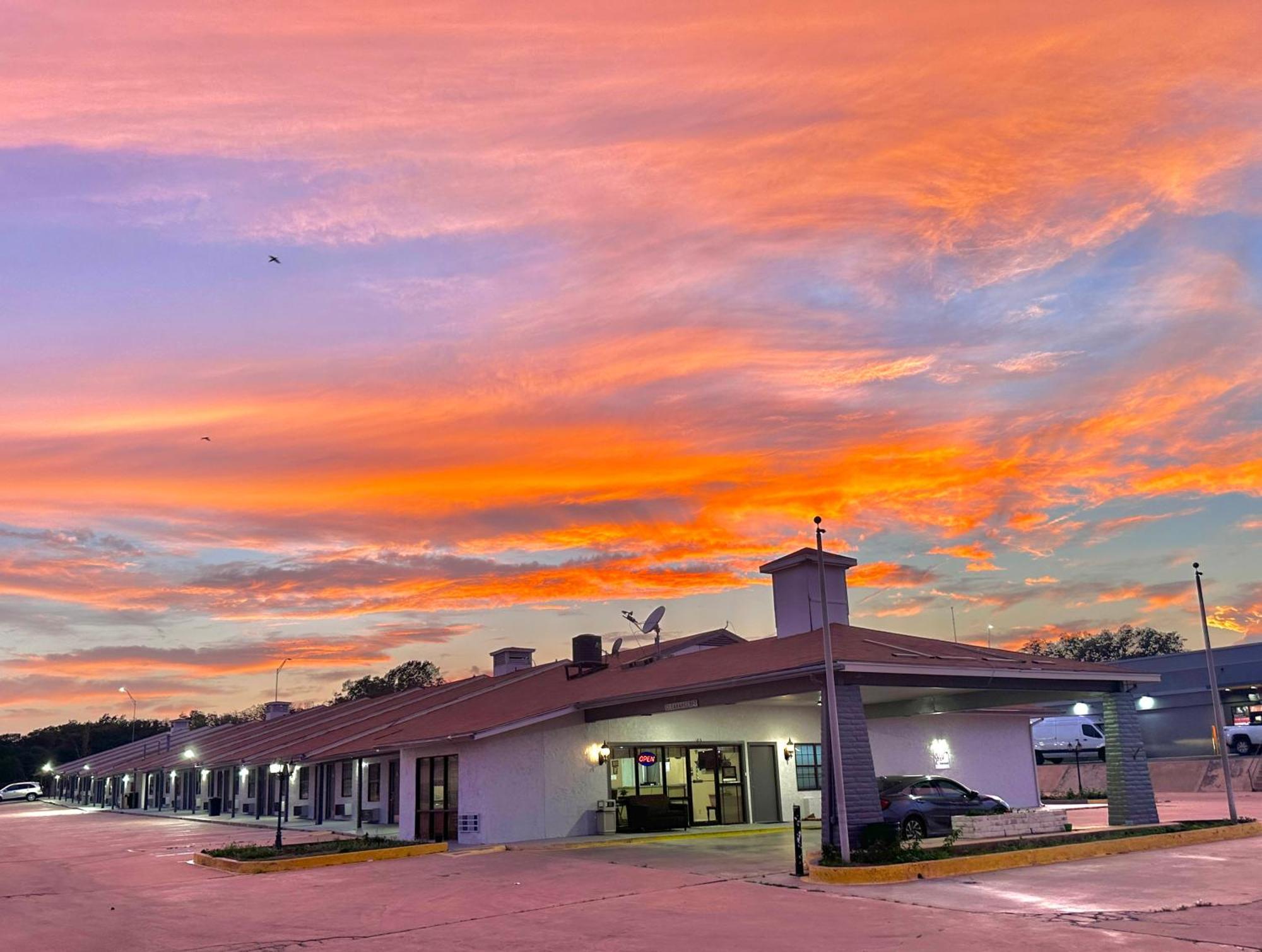 Sunset Inn Brady Buitenkant foto